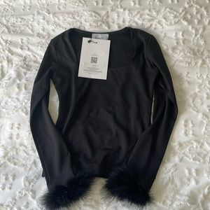 Sleeper square neck with feather cuff